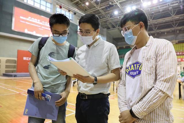 江苏大学科技园区招聘会盛况空前，引领创新科技人才汇聚一堂